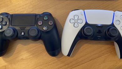 صورة كشف الإعلامي Geoff Keighley عن شكل Dualsense أداة تحكم PS5
